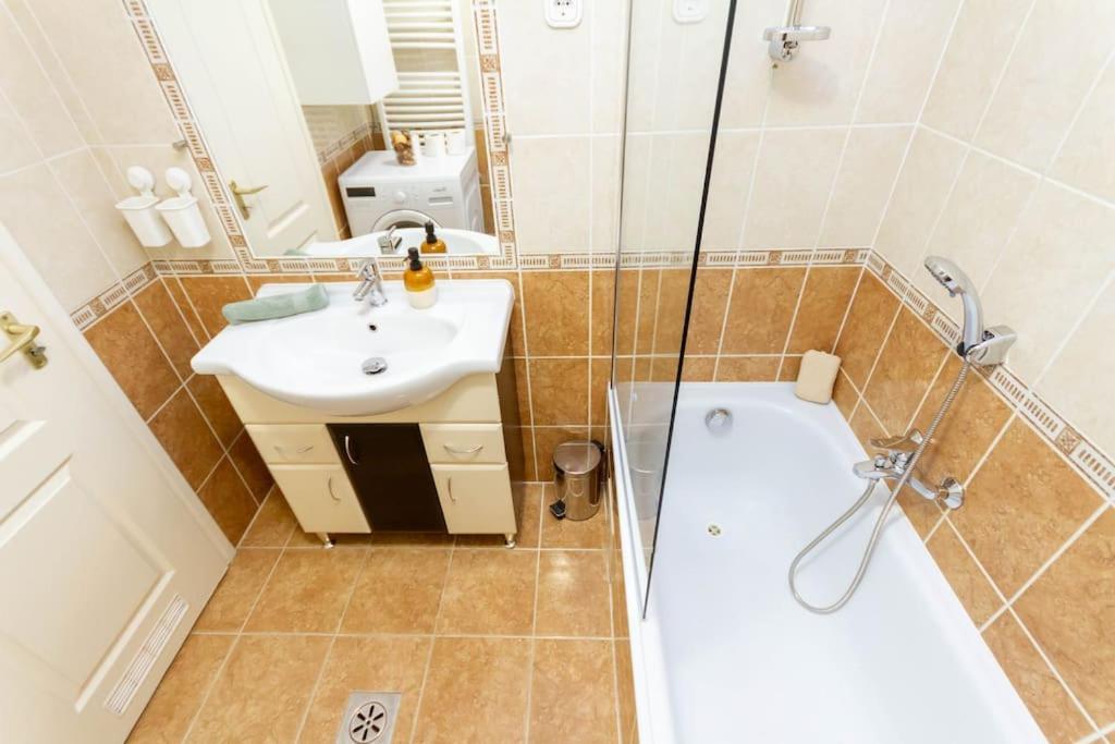 Family Lux Lounge In Voeroesmarty Street By Nw Apartment Будапеща Екстериор снимка